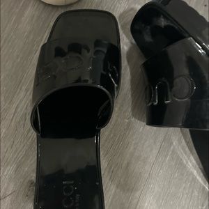 Black Gucci rubber sandals